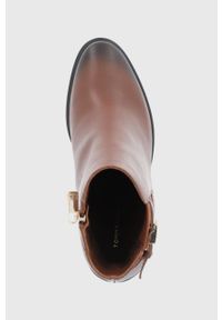 TOMMY HILFIGER - Tommy Hilfiger Sztyblety skórzane damskie kolor brązowy na słupku. Nosek buta: okrągły. Kolor: brązowy. Materiał: skóra. Wzór: aplikacja. Obcas: na słupku. Wysokość obcasa: średni