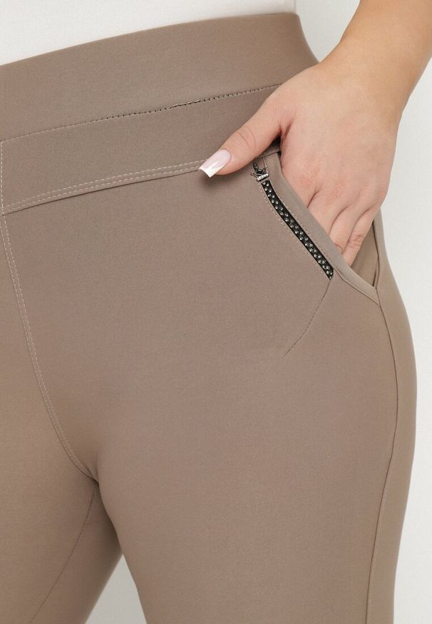 Born2be - Ciemnobeżowe Spodnie z Gumką w Pasie z Cyrkoniami Slim Ellivna. Okazja: na co dzień. Kolekcja: plus size. Kolor: beżowy. Styl: klasyczny, elegancki, casual