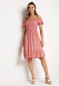Born2be - Fuksjowa Sukienka Hiszpanka z Bawełny w Drobne Kwiatki Wietema. Okazja: na co dzień. Typ kołnierza: dekolt hiszpanka. Kolor: różowy. Materiał: bawełna. Wzór: kwiaty. Typ sukienki: z odkrytymi ramionami. Styl: casual #5