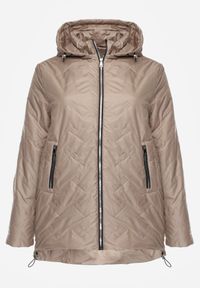 Born2be - Ciemnobeżowa Przejściowa Pikowana Kurtka z Odpinanym Kapturem Nevistta. Okazja: na spacer, na co dzień, do pracy. Kolekcja: plus size. Kolor: beżowy. Materiał: poliester, jeans. Styl: casual, elegancki #1