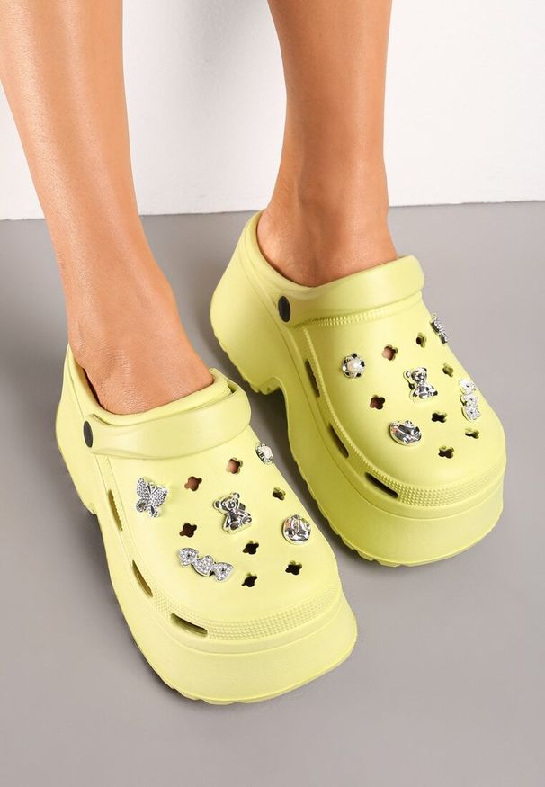 Renee - Żółte Piankowe Klapki na Platformie z Paskiem na Piętę i Metalicznymi Ozdobami Whisella. Okazja: na spacer, na plażę. Kolor: żółty. Wzór: aplikacja. Sezon: lato. Obcas: na platformie