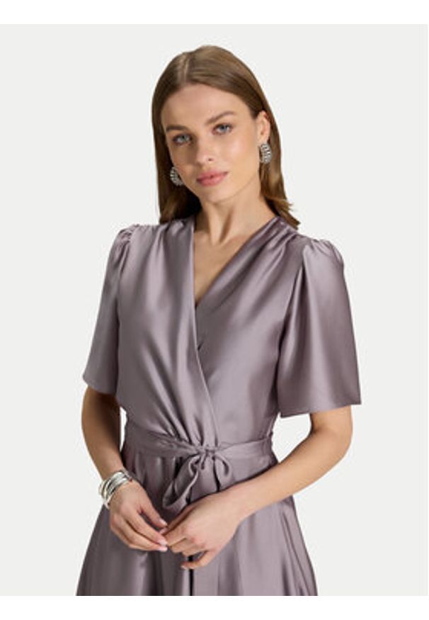 Swing Sukienka koktajlowa 5AJ04000 Fioletowy Regular Fit. Kolor: fioletowy. Materiał: syntetyk. Styl: wizytowy