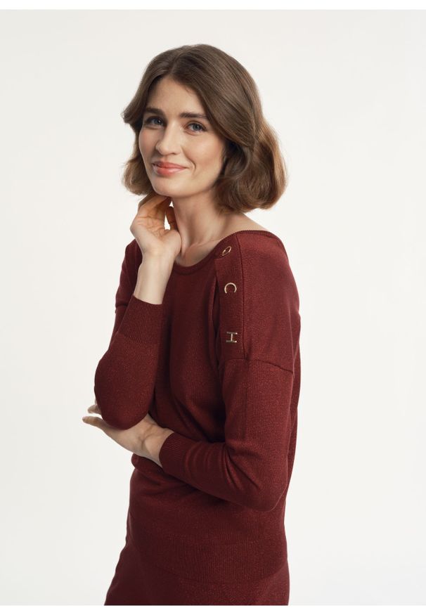 Ochnik - Sweter z wiązaniem na plecach damski. Kolor: czerwony. Materiał: wiskoza. Długość: długie. Wzór: aplikacja