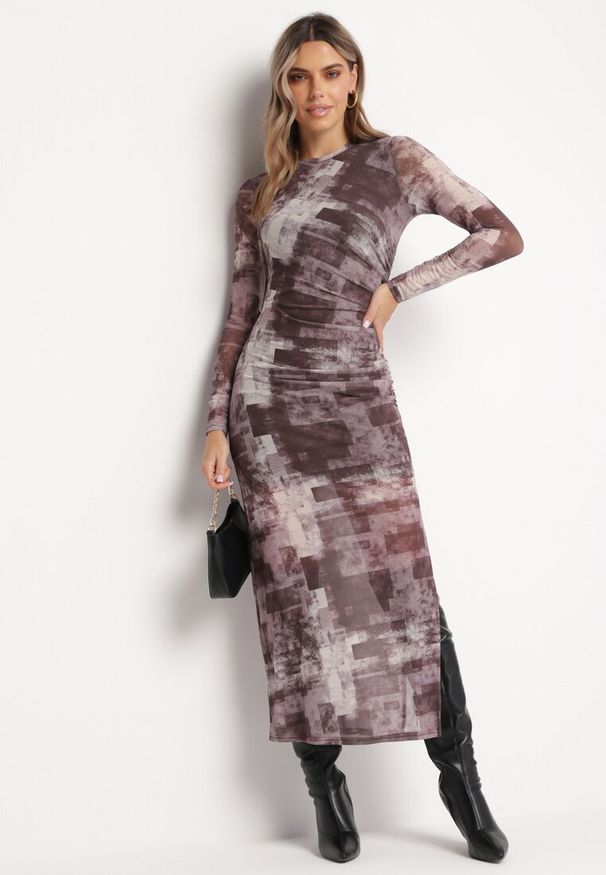 Born2be - Brązowa Dopasowana Sukienka Maxi w Fantazyjny Print Sartine. Kolor: brązowy. Wzór: nadruk. Długość: maxi