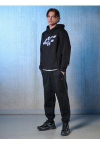 4f - 4F Bluza dresowa regular z kapturem męska - czarna M. Okazja: na co dzień. Typ kołnierza: kaptur. Kolor: czarny. Materiał: dresówka. Styl: casual, sportowy #2