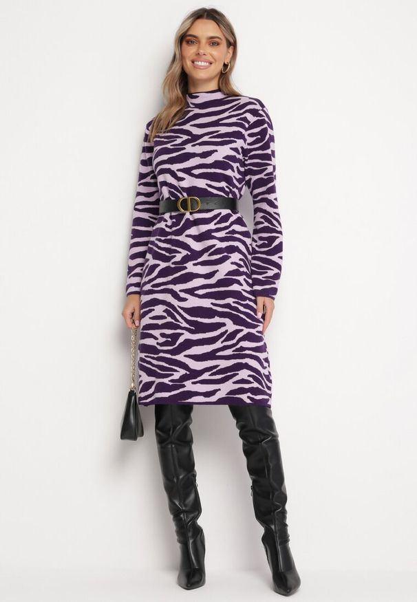 Born2be - Fioletowa Sukienka Midi o Luźnym Kroju ze Zwierzęcym Motywem i Półgolfem Vissara. Kolor: fioletowy. Materiał: dzianina. Wzór: motyw zwierzęcy. Styl: klasyczny. Długość: midi