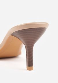 Renee - Ciemnobeżowe Transparentne Klapki na Kaczuszce Helymna. Okazja: na co dzień. Kolor: beżowy. Materiał: jeans, skóra, koronka. Obcas: na szpilce. Styl: casual #5