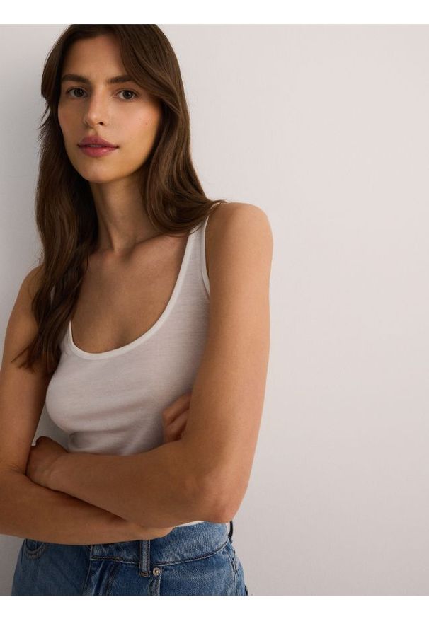 Reserved - Top z lyocellu i wełny - złamana biel. Materiał: wełna