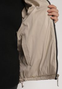 Born2be - Brązowa Kurtka Dwustronna z Odpinanym Kapturem Frolbia. Okazja: na co dzień. Kolor: brązowy. Materiał: jeans. Wzór: gładki. Styl: klasyczny, casual, elegancki #4