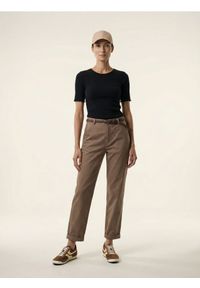 Sinsay - Spodnie chino z paskiem - beżowy. Kolor: beżowy