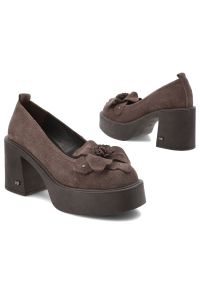 Brązowe Półbuty Karino Eleganckie Obuwie Damskie Na Obcasie. Okazja: na co dzień. Kolor: brązowy. Materiał: welur. Szerokość cholewki: normalna. Wzór: aplikacja, kwiaty. Obcas: na obcasie. Styl: elegancki. Wysokość obcasa: średni #6