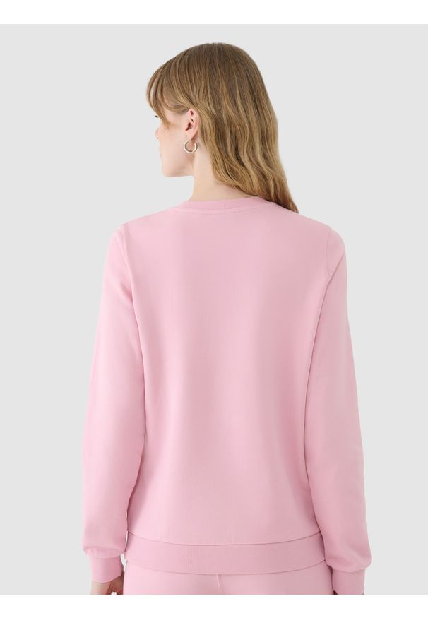 4f - 4F Bluza dresowa nierozpinana bez kaptura damska - różowa L. Okazja: na co dzień. Typ kołnierza: bez kaptura. Kolor: różowy. Materiał: dresówka. Wzór: gładki, ze splotem. Styl: casual, klasyczny, sportowy