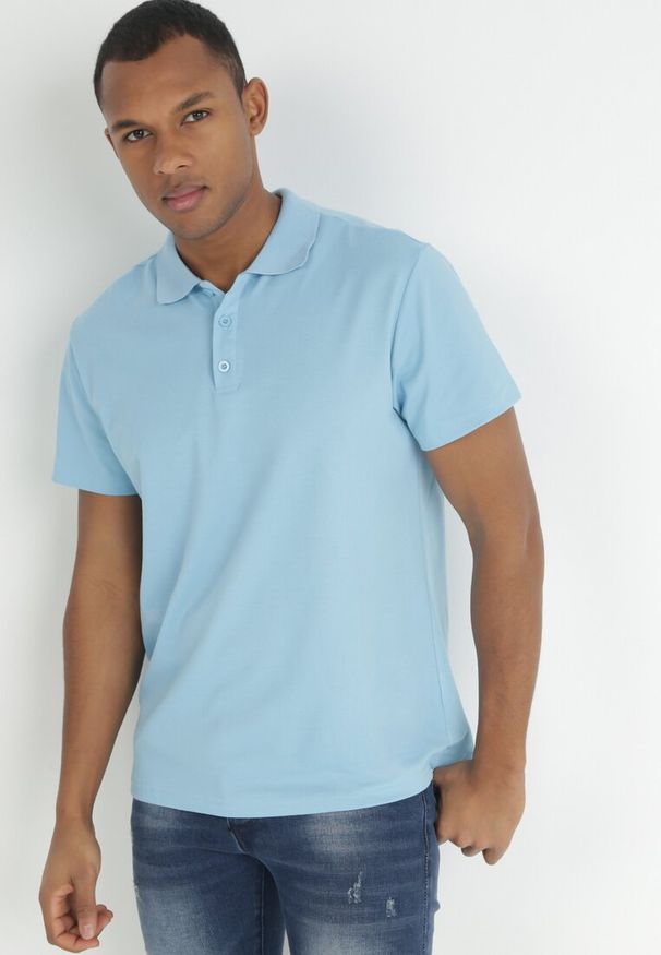 Born2be - Jasnoniebieska Koszulka Polo z Krótkim Rękawem Wakeish. Typ kołnierza: polo. Kolor: niebieski. Materiał: tkanina. Długość rękawa: krótki rękaw. Długość: krótkie