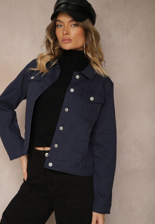 Renee - Granatowa Jeansowa Kurtka z Bawełny z Guzikami i Kieszeniami Ainztia. Okazja: na co dzień. Kolor: niebieski. Materiał: jeans, bawełna. Długość rękawa: długi rękaw. Długość: długie. Wzór: kwiaty. Styl: klasyczny, casual