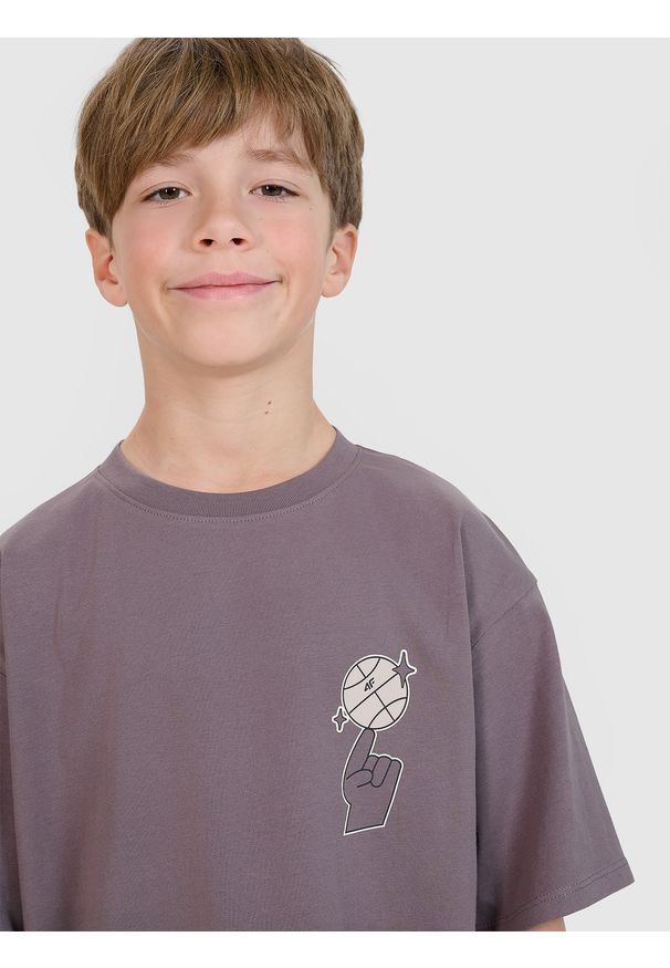 4f - 4F T-shirt oversize z nadrukiem chłopięcy - szary 140 (9-10 lat). Okazja: na co dzień. Kolor: szary. Materiał: dzianina, bawełna, jersey. Długość rękawa: krótki rękaw. Długość: krótkie. Wzór: nadruk. Sezon: lato. Styl: klasyczny, sportowy, casual