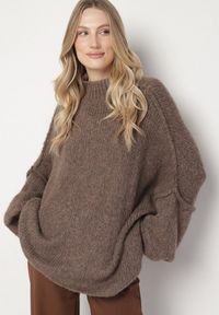 Born2be - Jasnobrązowy Golf z Wełną o Kroju Oversize z Obniżoną Linią Ramion Lilenae. Okazja: na co dzień. Typ kołnierza: golf. Kolor: brązowy. Materiał: wełna. Długość rękawa: długi rękaw. Długość: długie. Sezon: zima, jesień. Styl: casual, elegancki #1