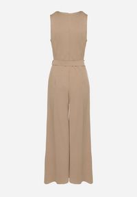 Born2be - Ciemnobeżowy Taliowany Kombinezon z Wiskozą Ozdobiony Paskiem Ralinelle. Okazja: na imprezę. Kolor: beżowy. Materiał: wiskoza. Wzór: aplikacja. Styl: elegancki, klasyczny #6