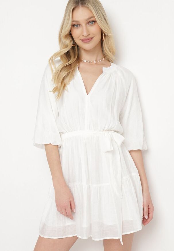Born2be - Biała Sukienka Hyromela. Kolor: biały. Materiał: tkanina, materiał. Wzór: gładki. Typ sukienki: rozkloszowane. Długość: mini
