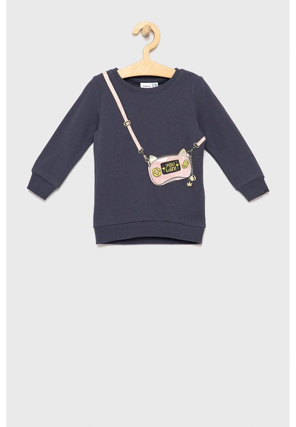 Name it bluza bawełniana dziecięca kolor szary z aplikacją. Okazja: na co dzień. Kolor: szary. Materiał: bawełna. Wzór: aplikacja. Styl: casual
