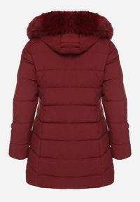 Born2be - Bordowa Pikowana Kurtka z Kapturem z Futerkiem Espenna. Okazja: na co dzień. Typ kołnierza: kaptur. Kolekcja: plus size. Kolor: czerwony. Materiał: futro. Sezon: zima. Styl: elegancki, casual #3