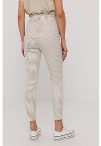 Vero Moda Spodnie damskie kolor biały proste high waist. Okazja: na co dzień. Stan: podwyższony. Kolor: biały. Materiał: bawełna. Styl: casual #2