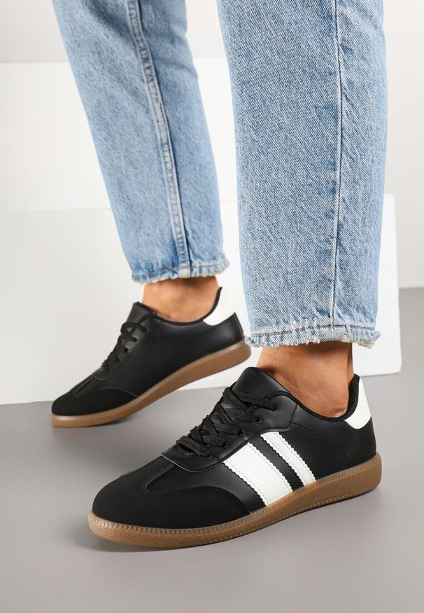 Renee - Czarne Sneakersy w Stylu Tenisówek z Paskami Danareth. Okazja: na co dzień. Zapięcie: pasek. Kolor: czarny