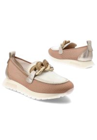 Półbuty damskie Hispanitas, ze skóry naturalnej z wsuwanym krojem i ozdobą na podbiciu posiada przeszycia na cholewce, beżowe, HV264834 Formentera-V2. Okazja: na co dzień. Kolor: beżowy. Materiał: skóra. Szerokość cholewki: normalna. Wzór: aplikacja. Sezon: wiosna, lato. Styl: casual, elegancki, klasyczny #8