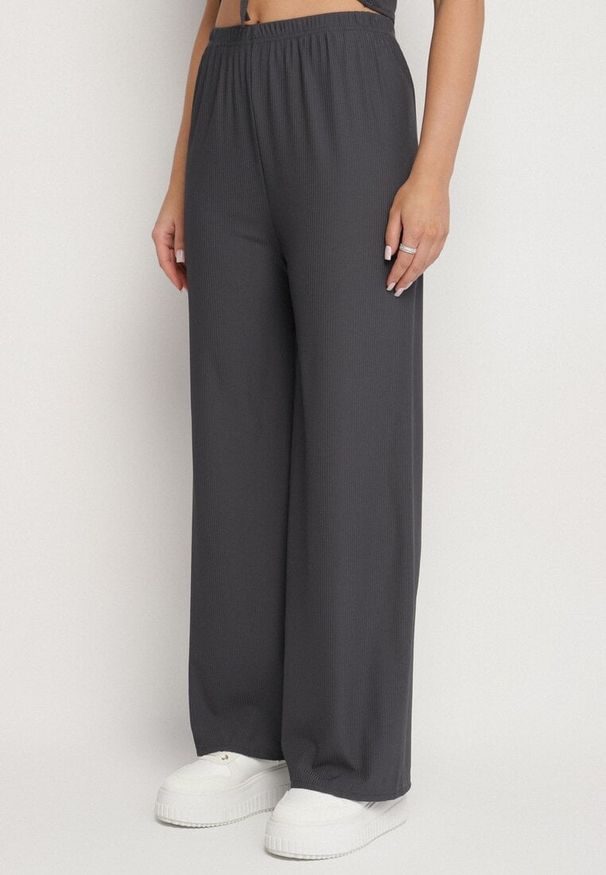 Born2be - Ciemnoszary Komplet Top ze Ściągaczem Spodnie z Szerokimi Nogawkami i Gumką w Pasie Rolana. Kolor: szary. Materiał: bawełna