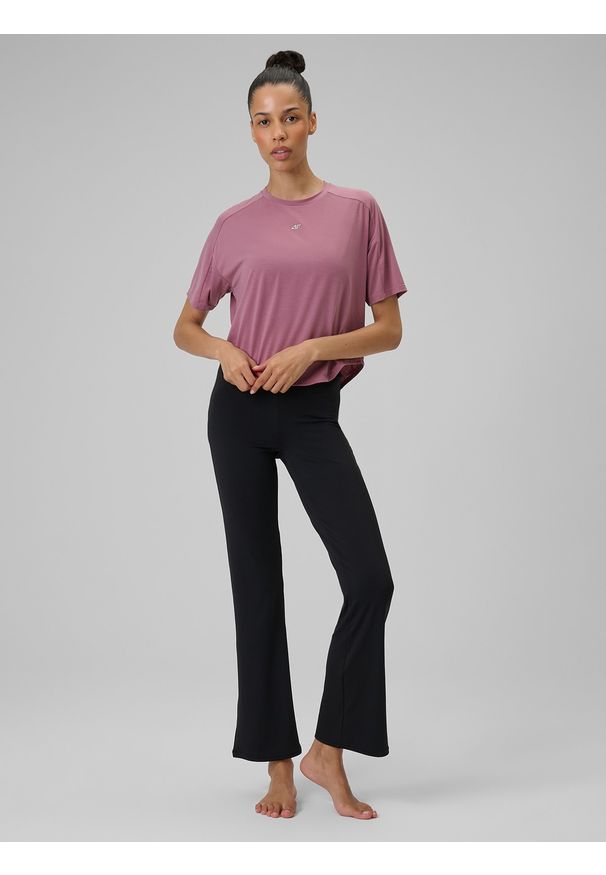 4f - 4F Koszulka do jogi regular szybkoschnąca damska - różowa L. Kolor: różowy. Materiał: dzianina, skóra, materiał. Wzór: gładki. Sport: joga i pilates