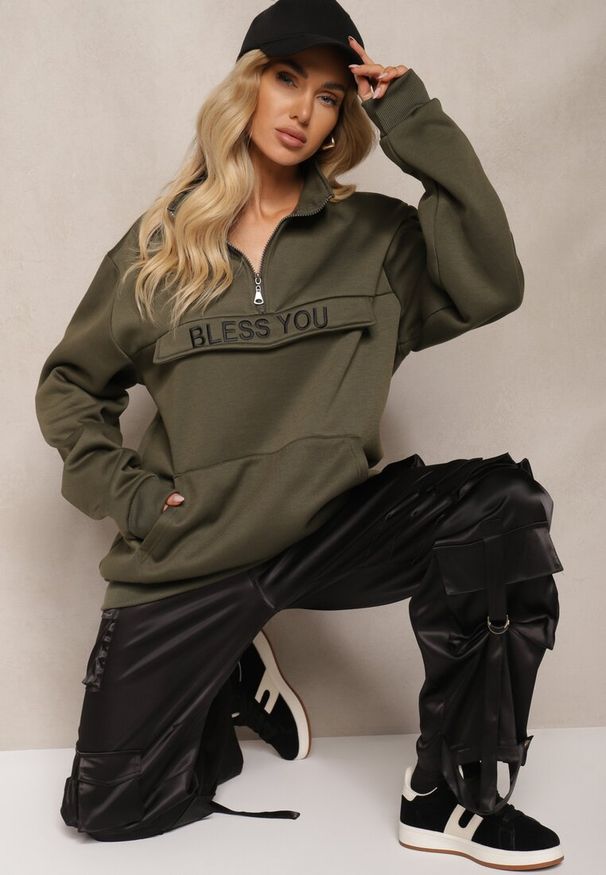 Renee - Ciemnozielona Bluza Ozdobiona Napisem Suwakiem i Kieszonką w Stylu Kangurka Zilviana. Okazja: na co dzień. Kolor: zielony. Materiał: jeans. Wzór: napisy, aplikacja. Styl: klasyczny, casual