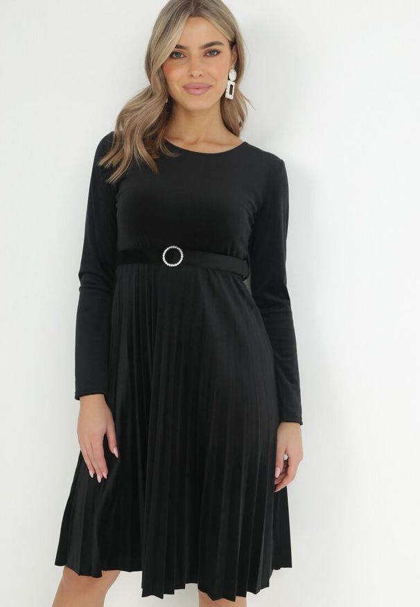Born2be - Czarna Welurowa Sukienka z Paskiem i Plisowanym Dołem Yazola. Kolor: czarny. Materiał: welur. Styl: elegancki. Długość: midi