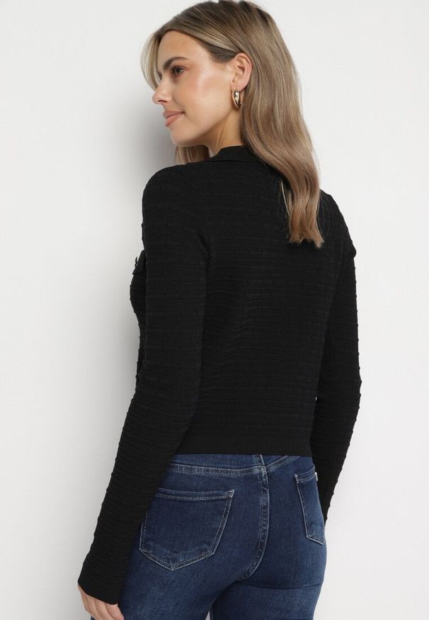 Born2be - Czarny Wiskozowy Kardigan na Guziki z Kołnierzykiem Arevala. Okazja: na co dzień, do pracy. Kolor: czarny. Materiał: wiskoza. Styl: klasyczny, elegancki, casual