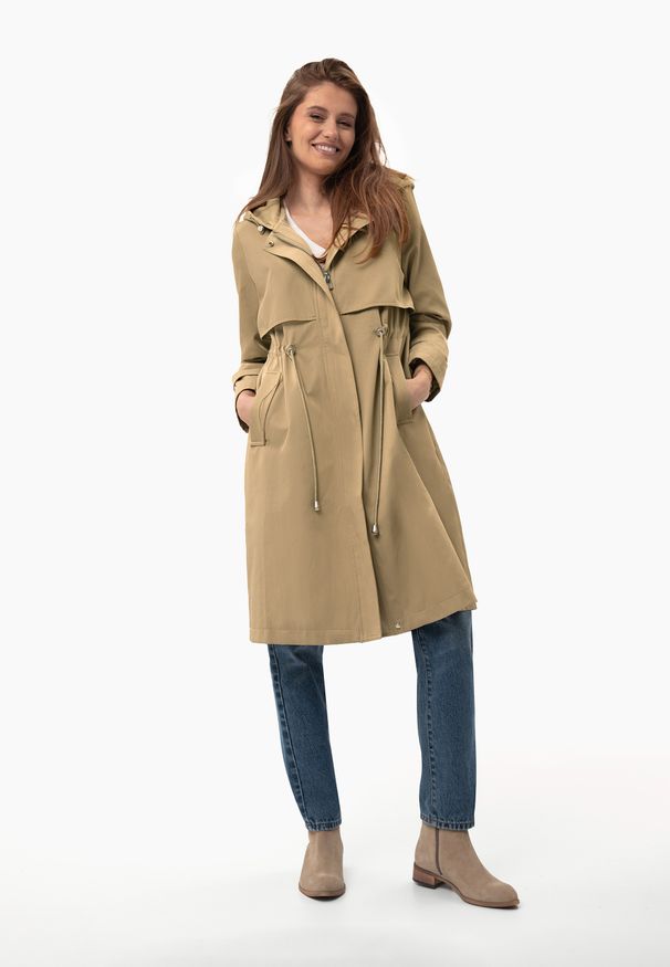 Volcano - Beżowy płaszcz J-BJORK. Okazja: na co dzień. Kolor: beżowy. Materiał: materiał. Długość: długie. Wzór: aplikacja. Styl: casual, elegancki, klasyczny