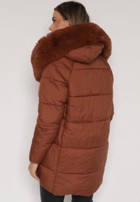 Born2be - Brązowa Pikowana Kurtka o Pudełkowym Kroju z Odpinanym Futerkiem i Ozdobnym Suwakiem Hedilina. Okazja: na co dzień, na spacer. Kolor: brązowy. Materiał: futro. Styl: casual, elegancki #6
