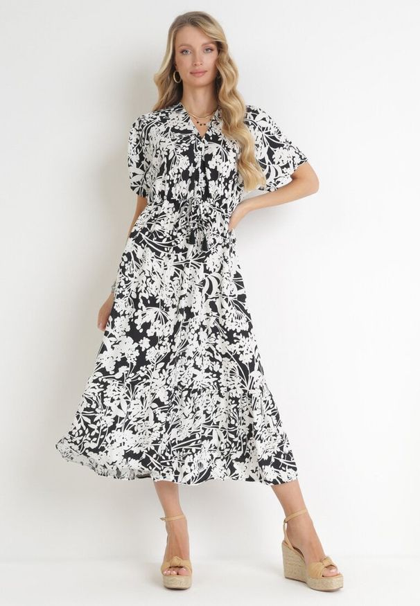 Born2be - Czarno-Biała Sukienka Gertisa. Okazja: na co dzień. Typ kołnierza: dekolt w serek, kołnierz z falbankami. Kolor: biały. Materiał: wiskoza. Długość rękawa: krótki rękaw. Wzór: kwiaty. Styl: casual, elegancki