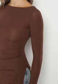 Born2be - Brązowa Bluzka z Wiskozą i Marszczeniem Furitta. Okazja: na co dzień. Kolor: brązowy. Materiał: wiskoza. Styl: casual, klasyczny #4