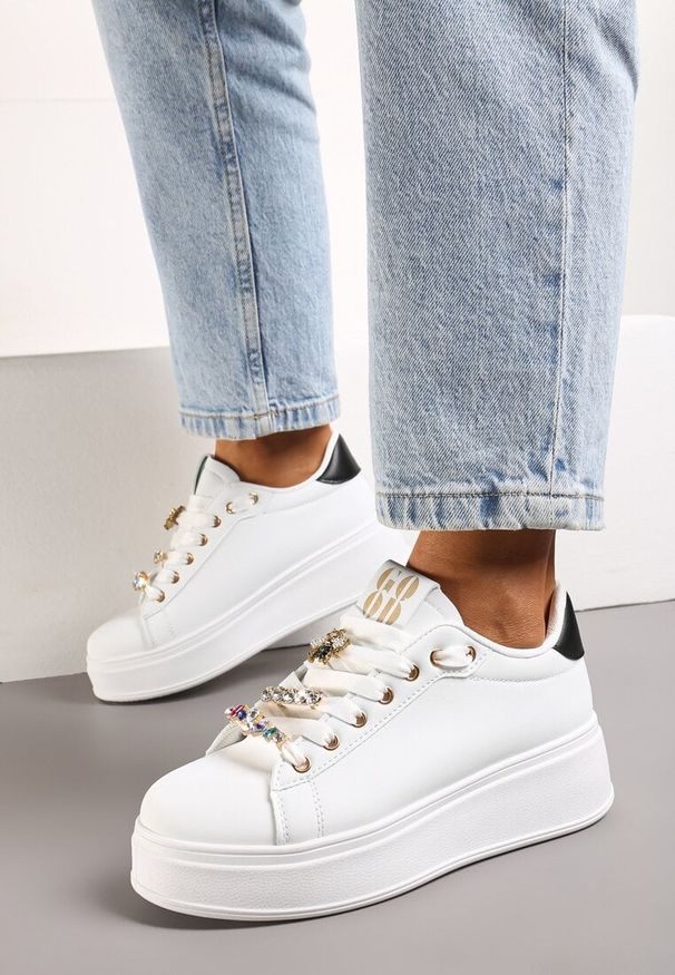 Born2be - Biało-Czarne Sneakersy z Platformą i Odpinanymi Biżuteryjnymi Aplikacjami na Sznurówkach Nasuumi. Okazja: na co dzień. Nosek buta: okrągły. Zapięcie: sznurówki. Kolor: biały. Materiał: jeans. Wzór: aplikacja. Obcas: na platformie