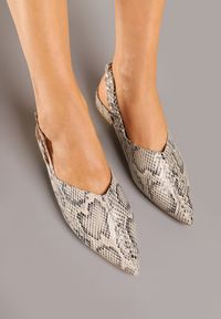 Born2be - Beżowe Wężowe Sandały ze Szpiczastym Noskiem i Sprzączką Jeneliena. Okazja: na co dzień, na imprezę. Nosek buta: szpiczasty. Zapięcie: sprzączka. Kolor: beżowy. Styl: casual, elegancki, klasyczny #5