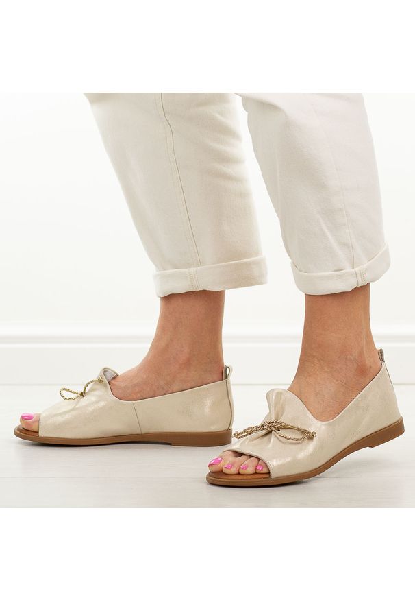 Złote skórzane płaskie sandały damskie Cambell 656. Okazja: na co dzień. Kolor: złoty. Materiał: skóra. Sezon: wiosna, lato. Styl: casual, klasyczny, elegancki