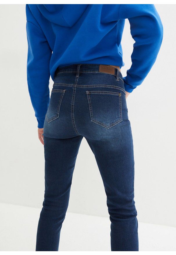 bonprix - "Dżinsy ""ultra-soft"" Slim Fit, dł. 7/8". Kolor: niebieski