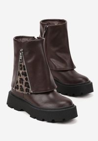 Born2be - Brązowe Botki w Stylu Workerów Ozdobione Suwakiem i Wywiniętą Cholewką Akrena. Okazja: na co dzień. Zapięcie: zamek. Kolor: brązowy. Materiał: jeans. Szerokość cholewki: normalna. Wzór: aplikacja. Styl: casual