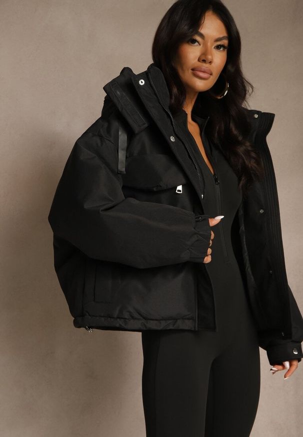 Renee - Czarna Kurtka Bomberka o Kroju Oversize z Kapturem i Dużymi Kieszeniami Nalesia. Okazja: na spacer, na co dzień. Typ kołnierza: kaptur. Kolor: czarny. Materiał: dzianina, poliester, zamsz. Styl: casual