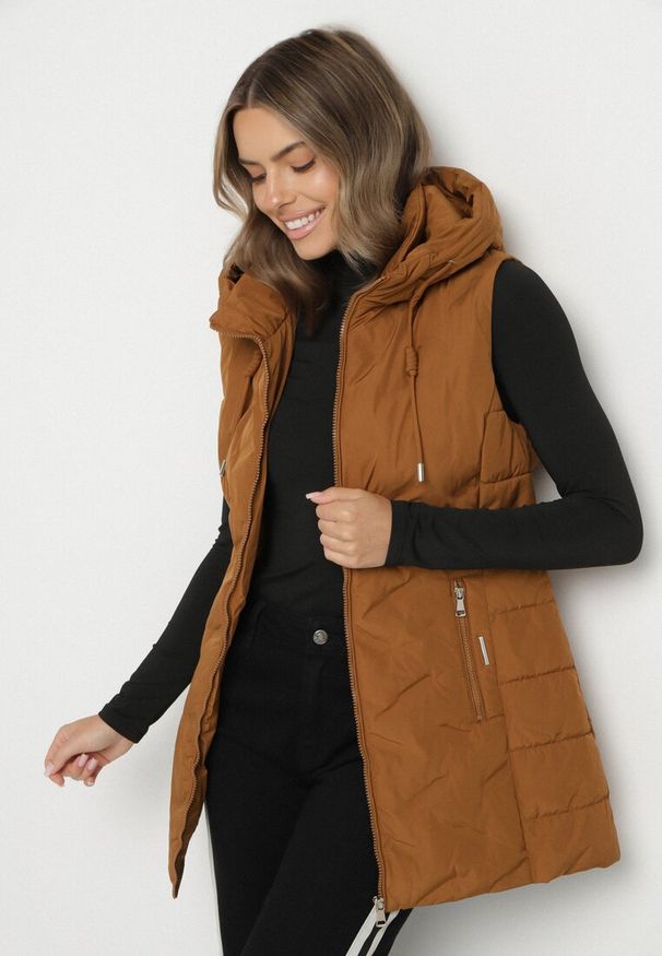 Born2be - Brązowa Przejściowa Kamizelka o Taliowanym Kroju z Kapturem Olendra. Okazja: na co dzień, na spacer. Typ kołnierza: kaptur. Kolor: brązowy. Materiał: jeans, poliester. Styl: casual, klasyczny, sportowy