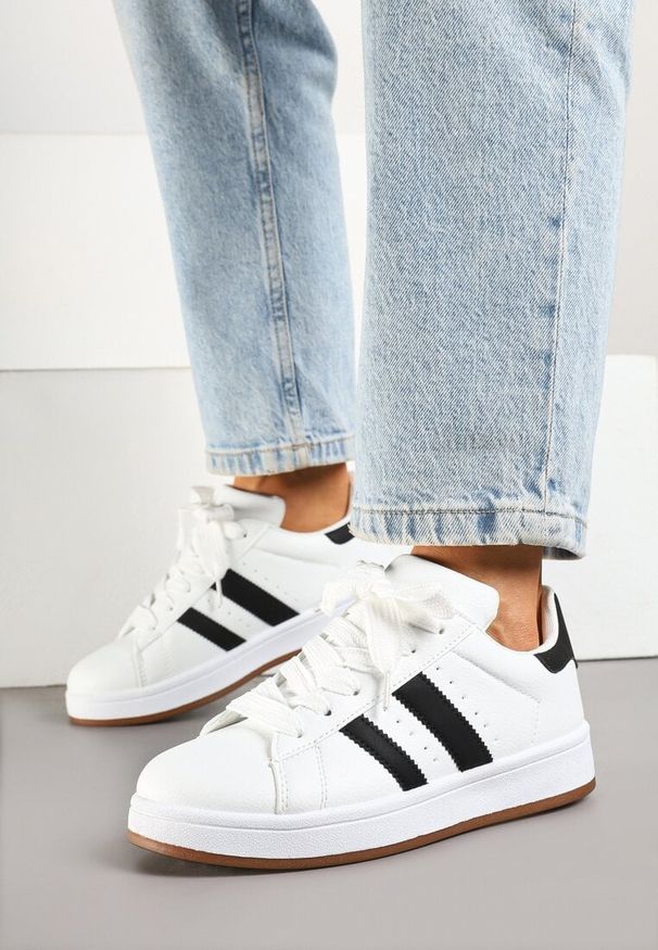 Renee - Białe Sneakersy w Stylu Kultowych Tenisówek z Ozdobnymi Paskami Marazea. Okazja: na co dzień. Zapięcie: pasek. Kolor: biały. Materiał: skóra, jeans. Wzór: aplikacja