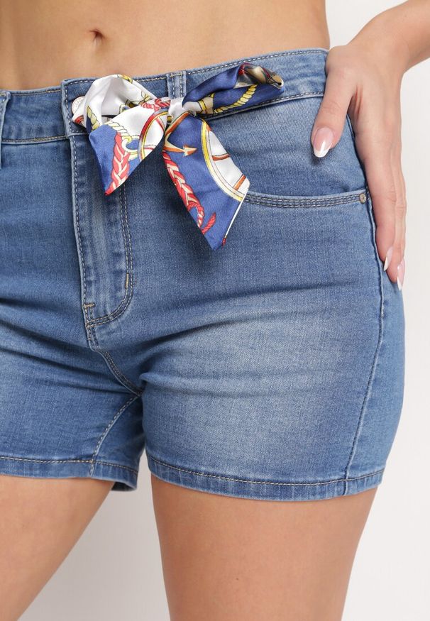 Born2be - Niebieskie Szorty Jeansowe z Wysokim Stanem i Ozdobną Wstążką Quorpia. Okazja: na co dzień. Stan: podwyższony. Kolor: niebieski. Materiał: jeans. Styl: elegancki, casual