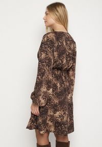 Born2be - Brązowa Sukienka o Rozkloszowanym Kroju z Bufiastymi Rękawami Salanela. Okazja: na imprezę, na co dzień. Typ kołnierza: dekolt w serek. Kolekcja: plus size. Kolor: brązowy. Sezon: lato. Typ sukienki: dla puszystych. Styl: casual, elegancki #6