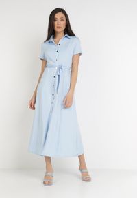 Born2be - Jasnoniebieska Sukienka o Koszulowym Fasonie Wiązana w Talii Ophieithe. Okazja: na co dzień. Kolor: niebieski. Materiał: dzianina, materiał. Długość rękawa: krótki rękaw. Typ sukienki: koszulowe. Styl: casual. Długość: midi #1