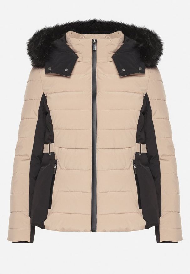 Born2be - Ciemnobeżowa Pikowana Kurtka o Taliowanym Kroju z Kapturem i Futerkiem Saginia. Okazja: na co dzień. Typ kołnierza: kaptur. Kolor: beżowy. Materiał: futro. Długość rękawa: długi rękaw. Długość: długie. Styl: casual, elegancki