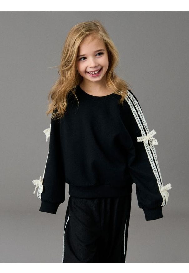 Sinsay - Bluza crewneck z ozdobną koronką - czarny. Kolor: czarny. Materiał: koronka. Wzór: koronka