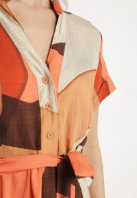 Born2be - Jasnobrązowa Sukienka Rozkloszowana z Wiskozy w Geometryczny Wzór z Paskiem Ranislla. Okazja: na co dzień. Typ kołnierza: dekolt w serek. Kolor: brązowy. Materiał: wiskoza. Długość rękawa: krótki rękaw. Wzór: geometria. Styl: elegancki, casual #2